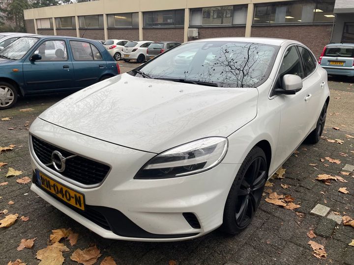 VOLVO V40 2018 yv1mv7980j2483181