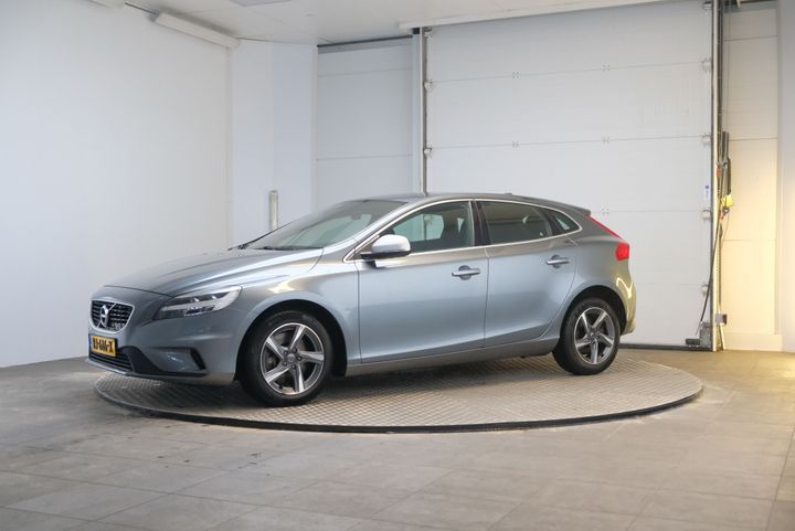 VOLVO V40 2017 yv1mv7981j2474227