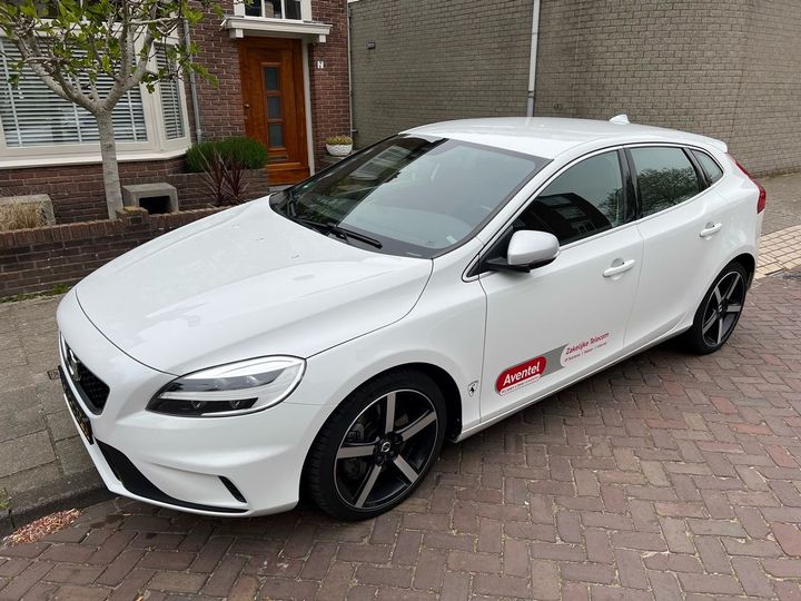 VOLVO V40 2018 yv1mv7981j2492035