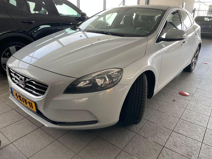 VOLVO V40 2013 yv1mv8481e2090827