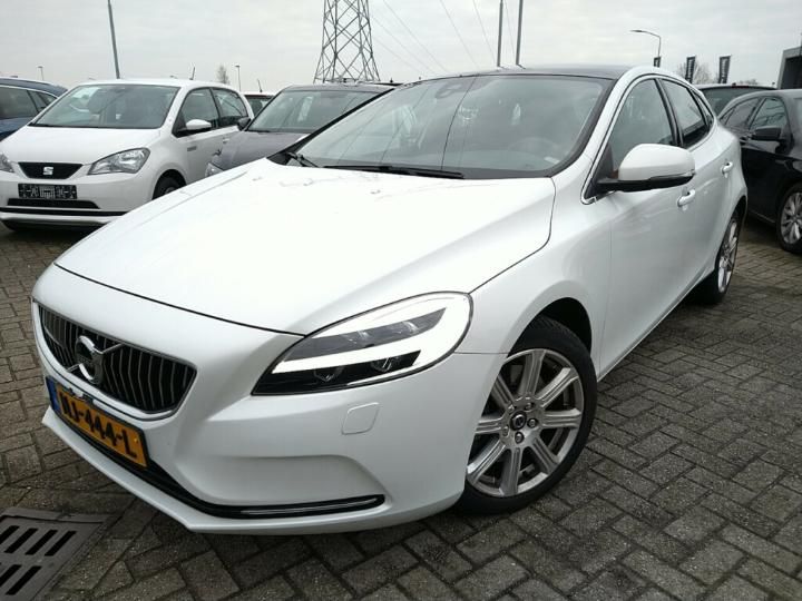 VOLVO V40 2017 yv1mva881h2419842