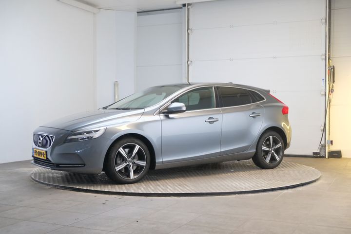 VOLVO V40 2017 yv1mva88dj2453286