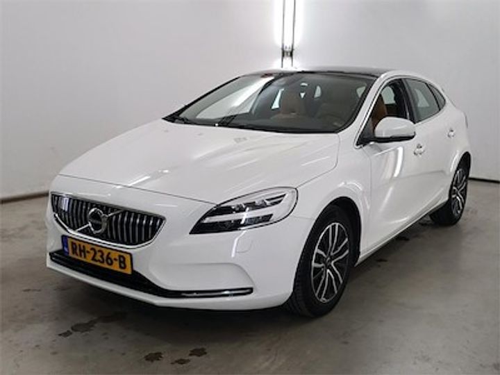 VOLVO V40 2017 yv1mva88dj2481251