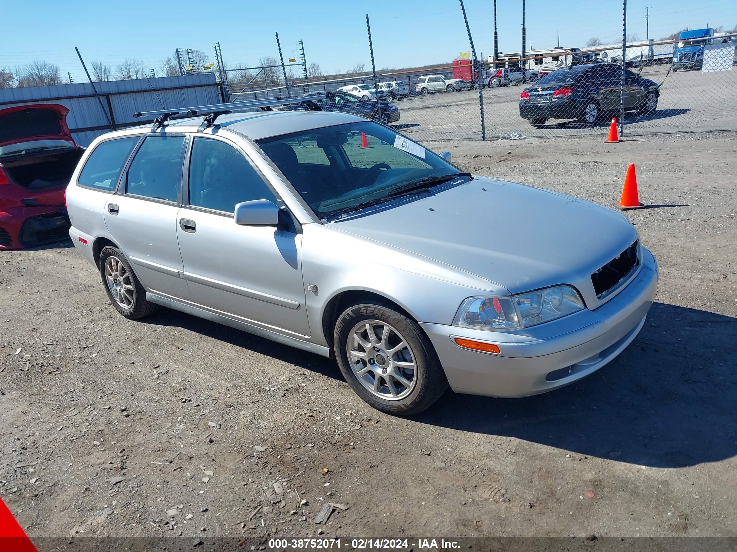 VOLVO V40 2004 yv1vw27524f082523