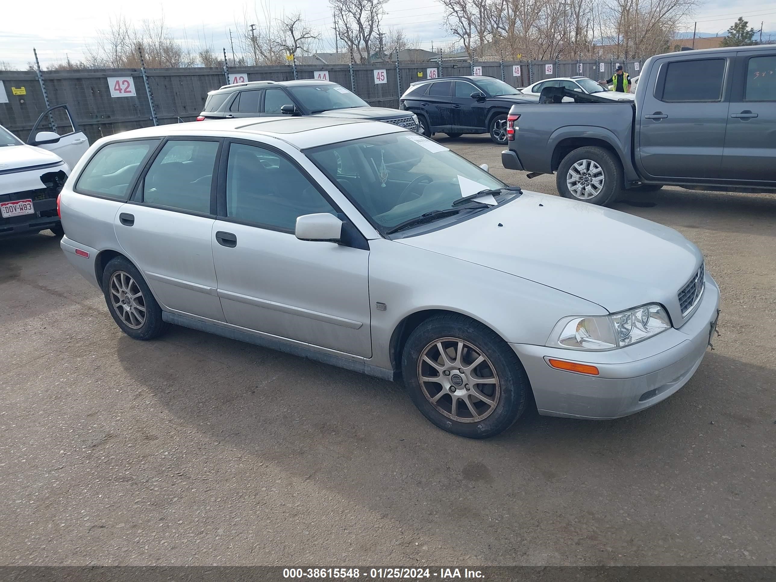 VOLVO V40 2004 yv1vw27524f085759