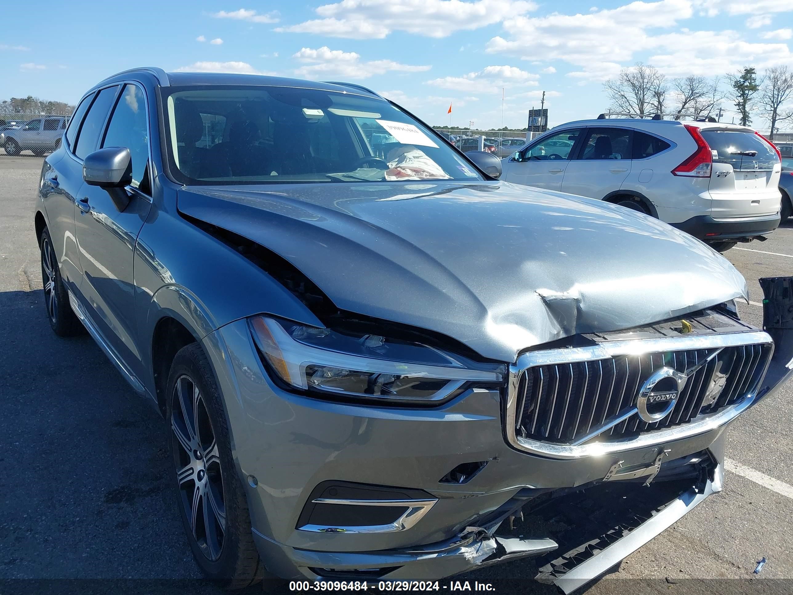 VOLVO XC60 2018 yv4102rl3j1096258